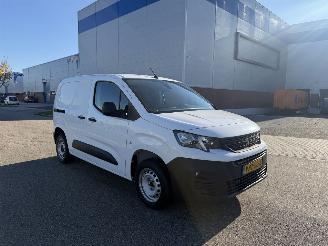 Vaurioauto  commercial vehicles Peugeot Partner 1.5 HDI 73kw Airco - Navi - Euro6 2022/2