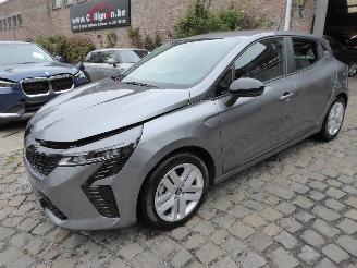 damaged passenger cars Renault Clio Evolution Hybrid 2024/12