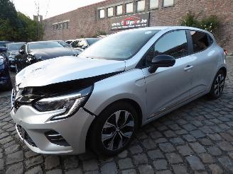 Vaurioauto  passenger cars Renault Clio V Evolution 2023/3