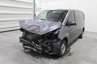 krockskadad bil auto Mercedes Vito  2020/5