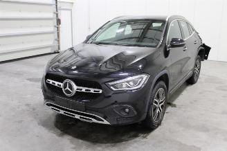 krockskadad bil auto Mercedes GLA 200 2021/4