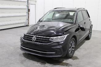 Vaurioauto  passenger cars Volkswagen Tiguan  2020/10