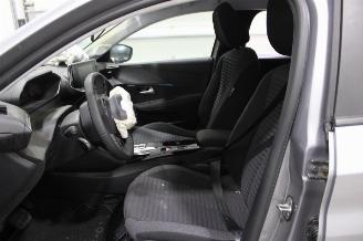 Peugeot 208  picture 10