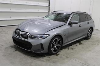 damaged passenger cars BMW 3-serie 330 2023/3