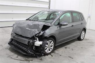 damaged passenger cars Volkswagen Golf  2018/3