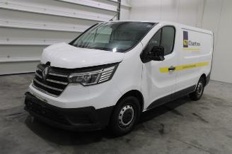 damaged passenger cars Renault Trafic  2023/5
