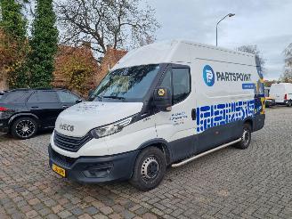 krockskadad bil bedrijf Iveco Daily 35-140 Hi-Matic Airco Navi 2022/2
