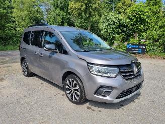 Vaurioauto  passenger cars Renault Kangoo BlueDCI 95 5 Stoelen 2023/5