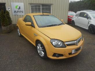 Salvage car Opel Tigra twin-top 2004/2