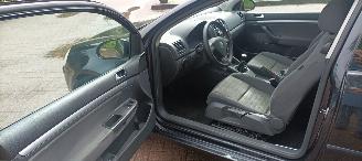 Volkswagen Golf Edition 1.4-16v 80pk Climatecontrol CruiseControl Leren-Stuurwiel armsteun elek-ramen elektrische buitenspiegels mistlampen Parkeersensoren achter Trekhaak afneembaar picture 10