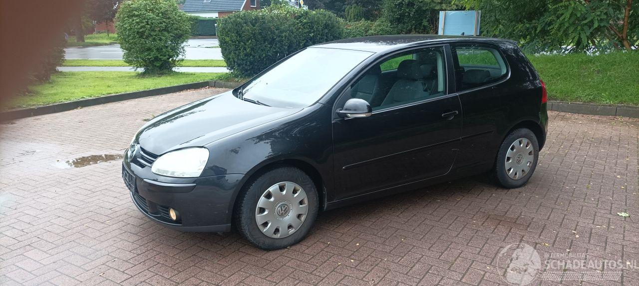 Volkswagen Golf Edition 1.4-16v 80pk Climatecontrol CruiseControl Leren-Stuurwiel armsteun elek-ramen elektrische buitenspiegels mistlampen Parkeersensoren achter Trekhaak afneembaar