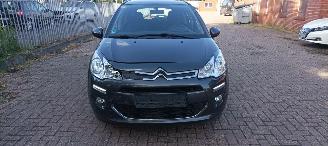 Unfallwagen Citroën C3 1.2-12v 82pk Euro6 Airconditioning CruiseControl Leren-Stuurwiel Mistlampen Led-Dagrijverlichting Radio met kleuren lcd Display Apple CarPlay MirrorLink parkeersensoren achter 4xelek ramen Elektrische-spiegels centrale vergrendeling met afstandsbediening 2016/6