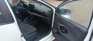 Toyota Yaris Bj:11-2024 1.5-Hybrid Facelift Full-Led Digitaal Cockpit Climatecontrol CruiseControl Stoelverwarming stuurwiel met verwarming Keyless entry Apple CarPlay Achteruitrijcamera automatische dimmende binnenspiegel Lichtautomaat met Assistent 4xelektrische ram picture 27
