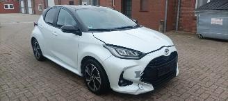 Toyota Yaris Bj:11-2024 1.5-Hybrid Facelift Full-Led Digitaal Cockpit Climatecontrol CruiseControl Stoelverwarming stuurwiel met verwarming Keyless entry Apple CarPlay Achteruitrijcamera automatische dimmende binnenspiegel Lichtautomaat met Assistent 4xelektrische ram picture 11