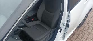 Toyota Yaris Bj:11-2024 1.5-Hybrid Facelift Full-Led Digitaal Cockpit Climatecontrol CruiseControl Stoelverwarming stuurwiel met verwarming Keyless entry Apple CarPlay Achteruitrijcamera automatische dimmende binnenspiegel Lichtautomaat met Assistent 4xelektrische ram picture 22