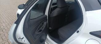 Toyota Yaris Bj:11-2024 1.5-Hybrid Facelift Full-Led Digitaal Cockpit Climatecontrol CruiseControl Stoelverwarming stuurwiel met verwarming Keyless entry Apple CarPlay Achteruitrijcamera automatische dimmende binnenspiegel Lichtautomaat met Assistent 4xelektrische ram picture 23