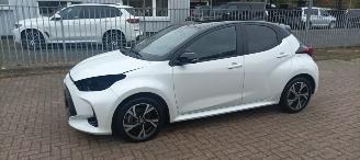 Toyota Yaris Bj:11-2024 1.5-Hybrid Facelift Full-Led Digitaal Cockpit Climatecontrol CruiseControl Stoelverwarming stuurwiel met verwarming Keyless entry Apple CarPlay Achteruitrijcamera automatische dimmende binnenspiegel Lichtautomaat met Assistent 4xelektrische ram picture 2