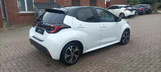 Toyota Yaris Bj:11-2024 1.5-Hybrid Facelift Full-Led Digitaal Cockpit Climatecontrol CruiseControl Stoelverwarming stuurwiel met verwarming Keyless entry Apple CarPlay Achteruitrijcamera automatische dimmende binnenspiegel Lichtautomaat met Assistent 4xelektrische ram picture 8