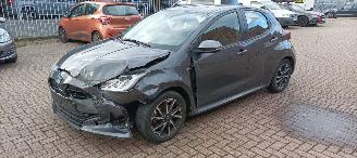 krockskadad bil auto Toyota Yaris 1.5-Hybrid Full-Led Navi Climatecontrol CruiseControl Stoelverwarming Lichtautomaat Achteruitrijcamera Keyless entry armsteun 2020/12