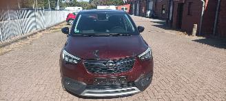 skadebil auto Opel Crossland 1.2-Turbo Automatik Innovation uitvoering Navi Climatecontrol CruiseControl Stoelverwarming Lichtautomaat Led-Koplampen Led-Achterlichten Trekhaak Stoelverwarming voorruit verwarming chrome design 2018/4