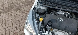 Toyota Yaris Facelift model Edition 1.5VVTI-E Airconditioning stoelverwarming Multicolor Display Met Navi voorbereiding Achteruitrijcamera Regensensor Licht assistent Drivelane assistent Leren multi stuurwiel Mistlampen 15-inch Toyota velgen picture 17