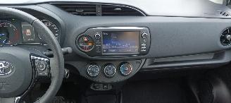 Toyota Yaris Facelift model Edition 1.5VVTI-E Airconditioning stoelverwarming Multicolor Display Met Navi voorbereiding Achteruitrijcamera Regensensor Licht assistent Drivelane assistent Leren multi stuurwiel Mistlampen 15-inch Toyota velgen picture 35