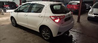 Toyota Yaris Facelift model Edition 1.5VVTI-E Airconditioning stoelverwarming Multicolor Display Met Navi voorbereiding Achteruitrijcamera Regensensor Licht assistent Drivelane assistent Leren multi stuurwiel Mistlampen 15-inch Toyota velgen picture 3