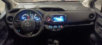 Toyota Yaris Facelift model Edition 1.5VVTI-E Airconditioning stoelverwarming Multicolor Display Met Navi voorbereiding Achteruitrijcamera Regensensor Licht assistent Drivelane assistent Leren multi stuurwiel Mistlampen 15-inch Toyota velgen picture 20