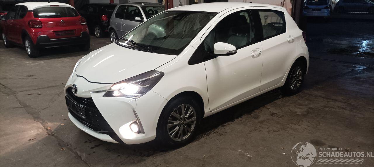 Toyota Yaris Facelift model Edition 1.5VVTI-E Airconditioning stoelverwarming Multicolor Display Met Navi voorbereiding Achteruitrijcamera Regensensor Licht assistent Drivelane assistent Leren multi stuurwiel Mistlampen 15-inch Toyota velgen