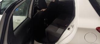 Toyota Yaris 1.5-Dual VVT-I 111pk 6-Versn Airconditioning stoelverwarming Multicolor Touchscreen Display met navi voorbereiding Achteruitrijcamera Mistlampen Toyota velgen Drivelane assistent Licht assistent picture 17