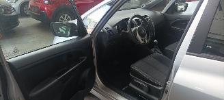 Kia Venga 1.6-16v Automatik Climatecontrol Keyless-entry Stoelverwarming Lichtautomaat Privacyglas armsteun voor en achter Trekhaak Mistlampen 16-inch Kia velgen picture 8