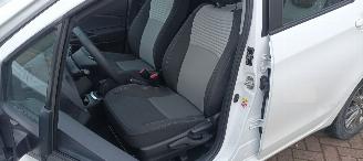 Coche accidentado Toyota Yaris Facelift 1.5-VVT-i 111pk 6-bak Airconditioning stoelverwarming Multicolor Touchscreen Display Achteruitrijcamera Lichtautomaat Drivelane assistent leren multistuurwiel mistlampen 15 inch Toyota velgen 2017/10