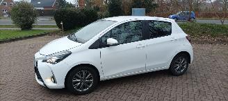 damaged passenger cars Toyota Yaris Facelift 1.5-VVT-i 111pk 6-bak Airconditioning stoelverwarming Multicolor Touchscreen Display Achteruitrijcamera Lichtautomaat Drivelane assistent leren multistuurwiel mistlampen 15 inch Toyota velgen 2017/10