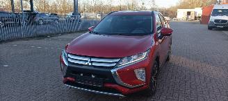 Damaged car Mitsubishi Eclipse Cross 1.5-benzine Automaat 162pk Diamant uitvoering Climatecontrol CruiseControl Stoelverwarming Dab audio systeem Lichtautomaat Privacyglas led verlichting afneembare trekhaak 2019/5