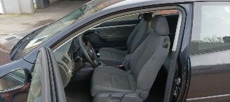 Volkswagen Golf Bj:12-2006 nieuwe Distributieriem 1.4 80pk Climatecontrol CruiseControl Leren-Stuurwiel armsteun elektrische ramen Elektrische-spiegels met verwarming Centrale vergrendeling met afstandsbediening mistlampen Parkeersensoren achter Trekhaak afneembaar picture 11