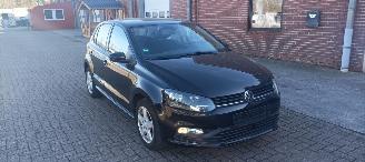 Coche accidentado Volkswagen Polo 1.4-TDI Euro-6 Climatecontrol Stoelverwarming Regensensor leren stuurwiel mistlampen Elektrische ramen Elektrische-spiegels met verwarming Centrale vergrendeling met afstandsbediening Start-Stop systeem 15-inch velgen 2016/2