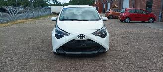 Unfallwagen Toyota Aygo Facelift 1.0-VVT-i 72pk X-Play uitvoering Airconditioning Led koplampen led achterlichten Leren stuurwiel met radio bediening Elektrische ramen Elektrische-spiegels met verwarming Centrale vergrendeling met afstandsbediening 2018/9