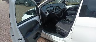 Toyota Aygo Facelift 1.0-VVT-i 72pk X-Play uitvoering Airconditioning Led koplampen led achterlichten Leren stuurwiel met radio bediening Elektrische ramen Elektrische-spiegels met verwarming Centrale vergrendeling met afstandsbediening picture 12