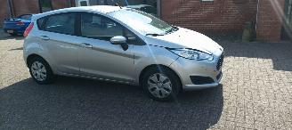 Ford Fiesta 1.5-TDCI Airconditioning Led koplampen Parkeersensoren voor en achter Elektrische inklapbare buitenspiegels met verwarming en led verlichting Stoelverwarming Leren stuurwiel met radio bediening picture 9