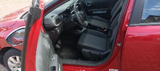 Citroën C3 You! Uitvoering 1.2-benzine 2-Tone Pearl metallic lak Full-Led koplampen Led verlichting Mistlampen Dab Radio elektrische buitenspiegels met verwarming Centrale vergrendeling met afstandsbediening Start-Stop systeem Drivelane assistent Stoelverwarming Lic picture 12
