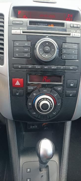Kia Venga 1.6 Automaat Keyless-entry Climatecontrol Stoelverwarming stuurwiel met radio bediening 4xElektrische ramen Elektrische inklapbare buitenspiegels met verwarming Privacy glas Parkeersensoren achter trekhaak 16-inch velgen Mistlampen armsteun voor Links en picture 20