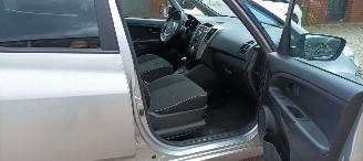 Kia Venga 1.6 Automaat Keyless-entry Climatecontrol Stoelverwarming stuurwiel met radio bediening 4xElektrische ramen Elektrische inklapbare buitenspiegels met verwarming Privacy glas Parkeersensoren achter trekhaak 16-inch velgen Mistlampen armsteun voor Links en picture 17