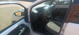 Volkswagen Up! 1.0-Mpi 65pk Move airconditioning Cruisecontrol Drivelane assistent Led verlichting Achteruitrijcamera Parkeersensoren achter Elektrische ramen start/stop systeem Centrale vergrendeling met afstandsbediening picture 12