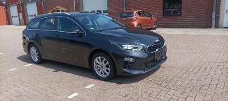Schadeauto Kia Ceed Sportswagon 1.6-CRDI 136pk JBL Dab Navigatie Climatecontrol Leren Sportstoelen -Memory Elektrische-Achterklep Blindspot systeem Achteruitrijcamera Full-Led koplampen Led achterlichten 2018/9