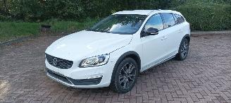 Avarii autoturisme Volvo V-60 Cross Country 5-Cil 2.4 190pk Automatik 4x4 Leder Navi Xenon Led Climatecontrol CruiseControl Stoelverwarming Lichtautomaat Privacyglas Regensensor Trekhaak 2016/11