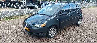 Gebrauchtwagen PKW Mitsubishi Colt 1.3-16v Automaat 95pk Airco Lichtautomaat cruisecontrol Regensensor 4xElektrische ramen Elektrische-spiegels met verwarming Centrale vergrendeling met afstandsbediening Privacyglas leren stuurwiel mistlampen Metallic Lak Trekhaak 15-inch  volledig Onderou 2011/9