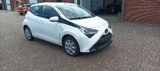 Unfallwagen Toyota Aygo Bj: 09-2018 Facelift X-Play 1.0-VVT-i Airconditioning Leren stuurwiel Deelbare achterbank getinte ruiten Elektrische ramen Elektrische-spiegels Led Dagrijverlichting led achterlichten 2018/9
