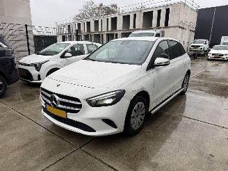 skadebil auto Mercedes B-klasse 200 d AUToMAAT-NAVI-CAMERA-PDC 2022/11