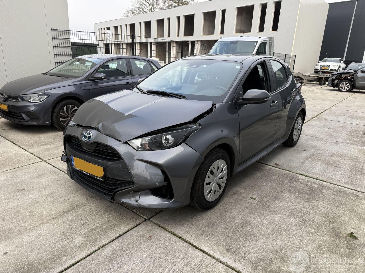 Toyota Yaris 1.5 HYBRID 141 PK-NAVI-PDC-CAMERA