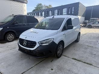 krockskadad bil auto Mercedes Citan eCitan PRO 51 kWh  -NAVI-CAMERA-STOEL VERW 2024/1